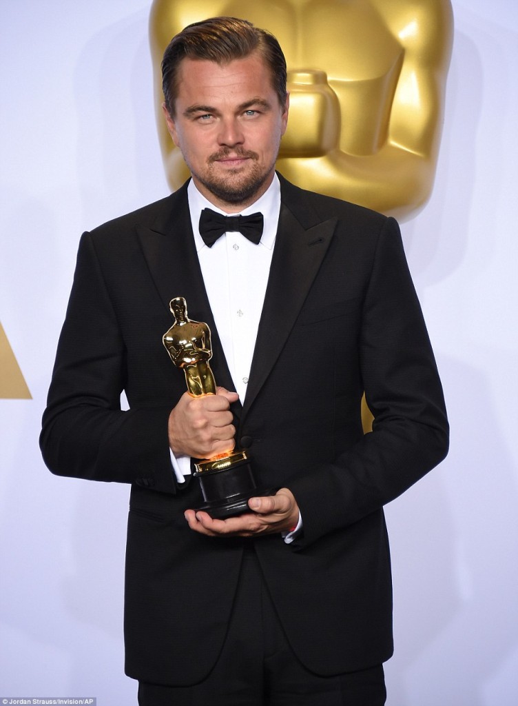 Leonardo Di Caprio baada ya kuchukua tuzo ya Oscar